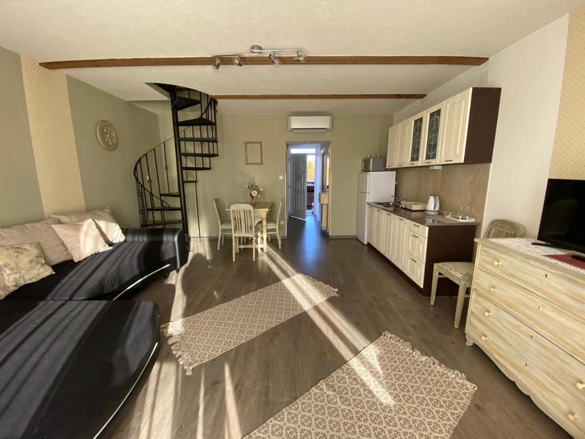 Platan Apartmanhaz Balatongyorok Ngoại thất bức ảnh